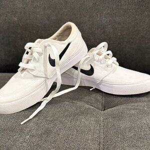 Nike Zoom Stefan Janoski White Low-Top Canvas Sneakers size 4